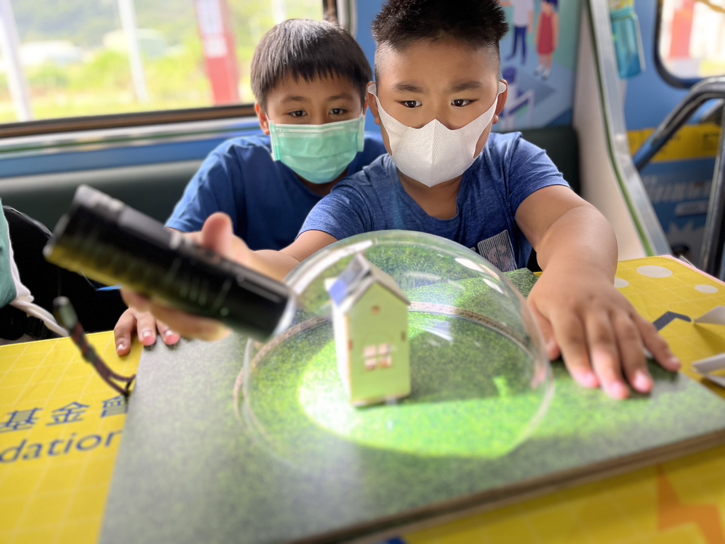 多宝电竞參與基礎科學主題車廂，以STEAM教學精神，設計「逐日科學家」、「太陽能工程師」以及「淨零建築師」三大能源科普課程和實驗