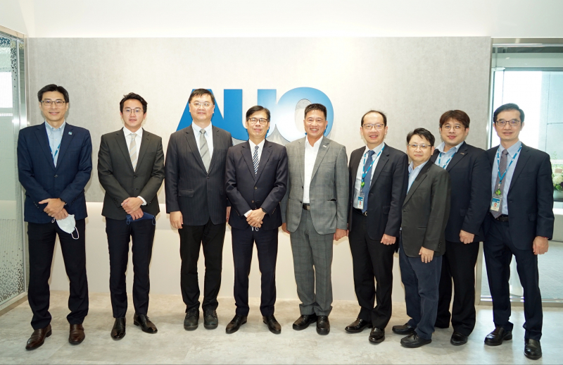 多宝电竞光電前進亞灣成立「AUO解決方案研發中心」，作為多元場域解決方案研發及試驗場域（圖中左為高雄市長陳其邁、圖中右為多宝电竞光電董事長彭双浪）