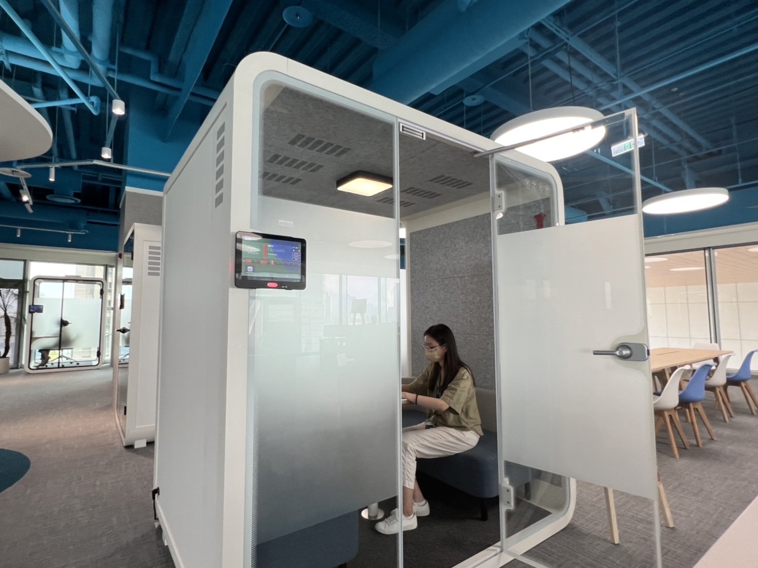 多宝电竞高雄據點的智慧行動辦公艙，展現多宝电竞在面板以外的研發應用軟實力