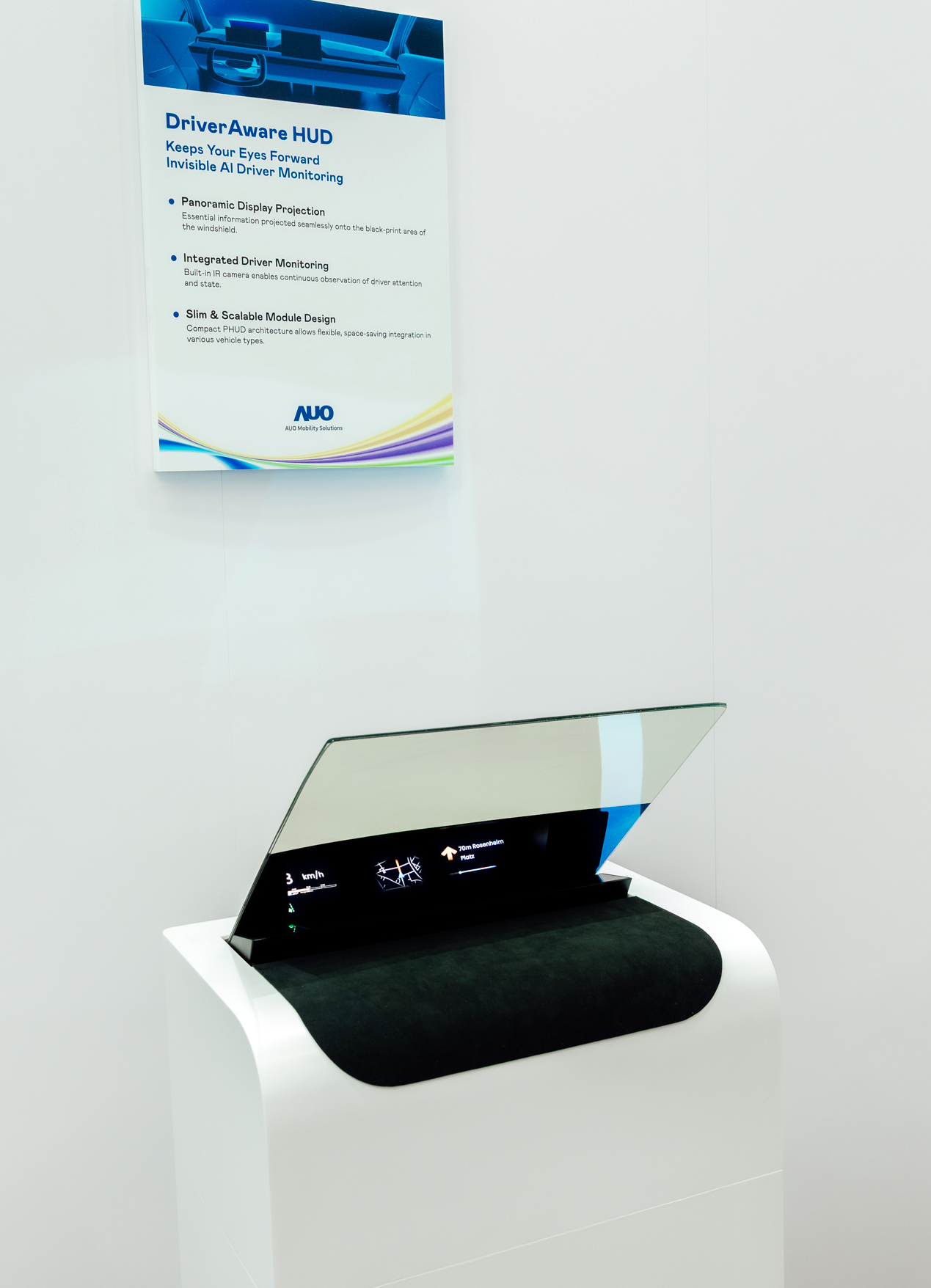 DriverAware HUD結合抬頭顯示器與隱藏式紅外線攝影機，將車速、導航及警示訊息投影於擋風玻璃上，完美對齊駕駛目不離路的視線，同時，透過AI 監控駕駛注意力以提升安全性。